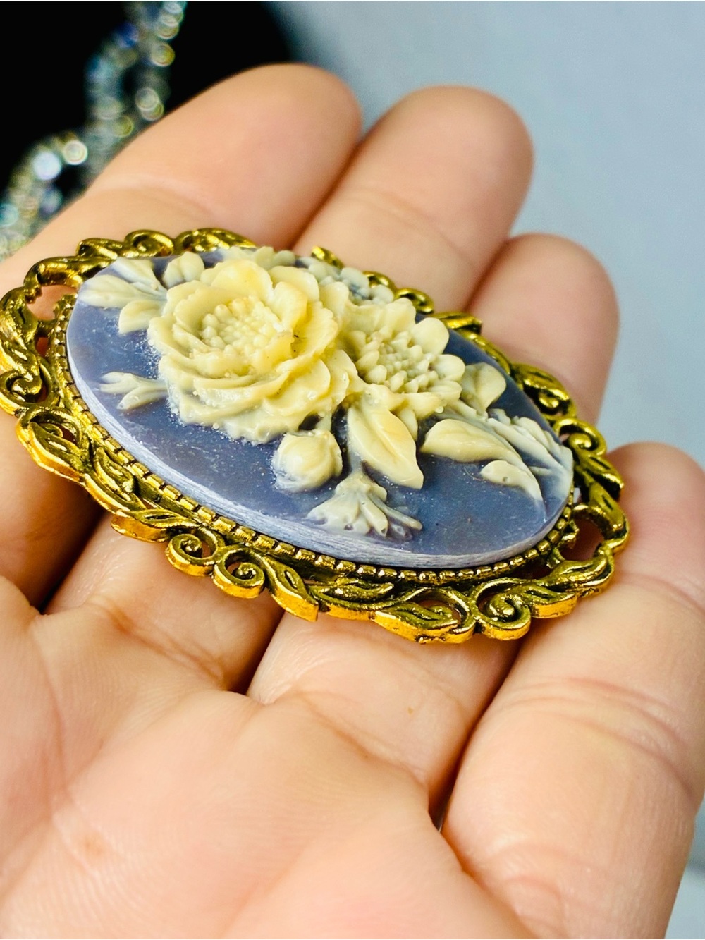 VTG Gold- Tone Blue and Cream Wedgwood- Style Floral Bouquet Ladies Brooch EUC